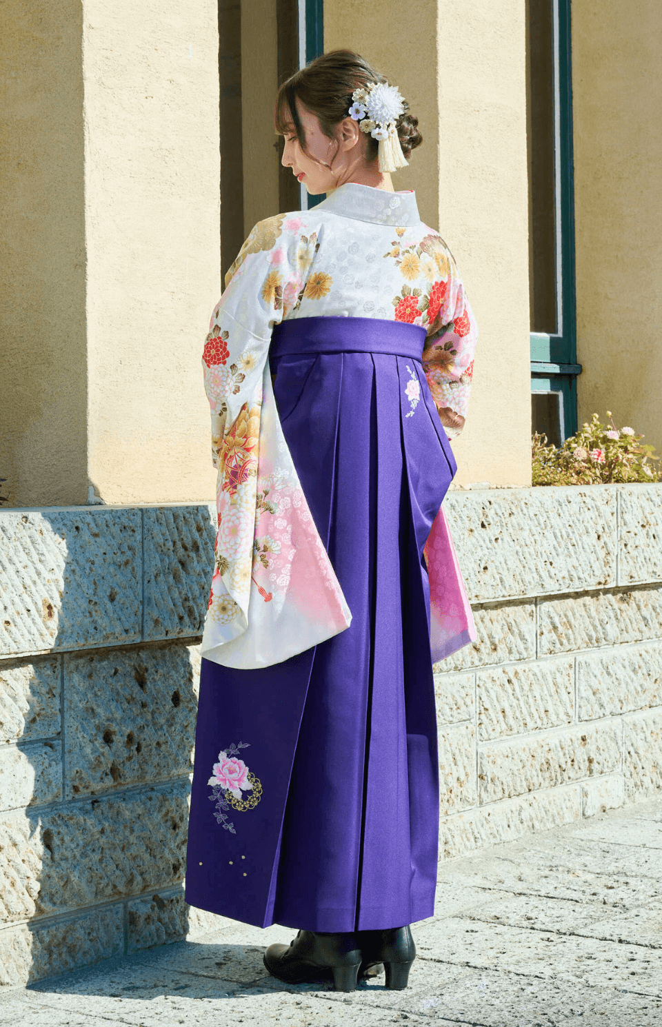 着物〉白色 松に牡丹柄着物 〈袴〉紫色 花王冠刺繍袴 【708