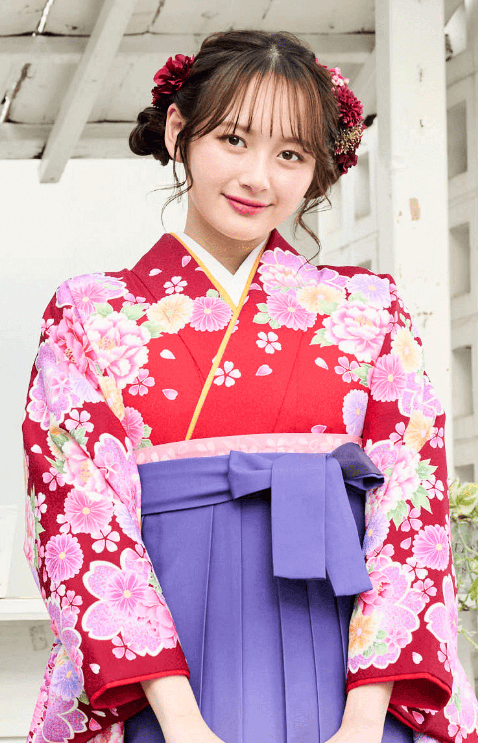着物〉赤色 変わり大桜にぼたん柄着物 〈袴〉紺色＆ブルー色