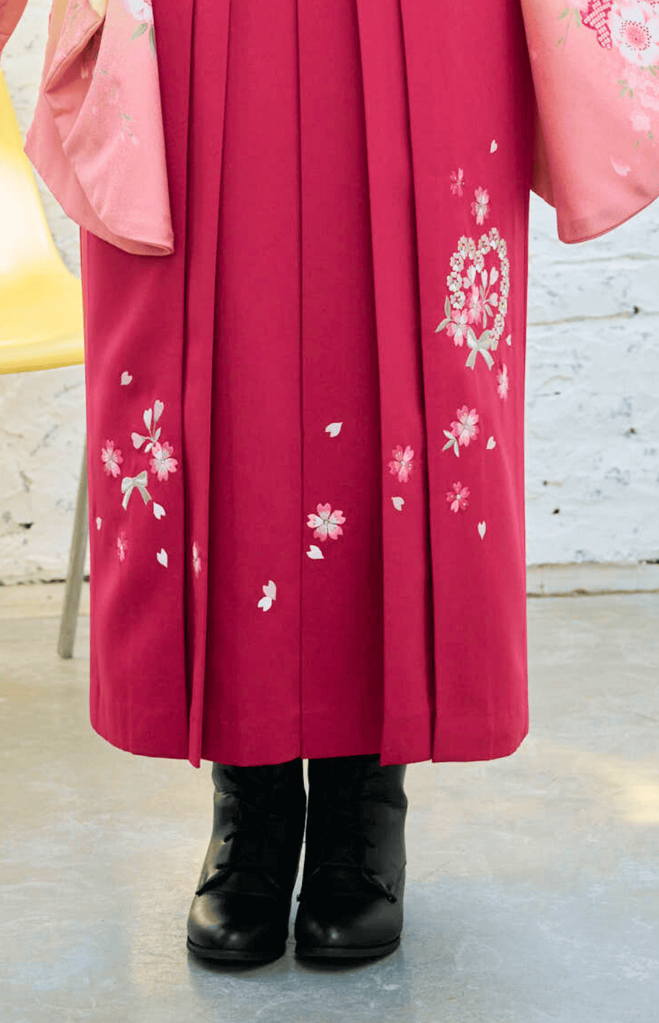 着物〉クリーム色 刺繍桜柄着物 〈袴〉ローズ色 ハートリボン