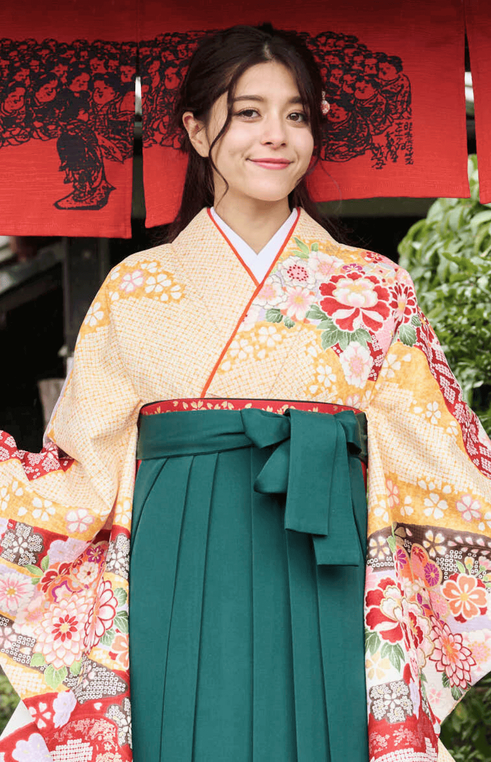 着物〉クリーム色 匹田に牡丹柄着物 〈袴〉グリーン色 桜ちらし