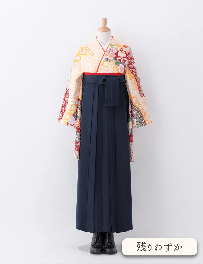 〈着物〉クリーム色　匹田に牡丹柄着物 〈袴〉紺色 無地袴 【T101】