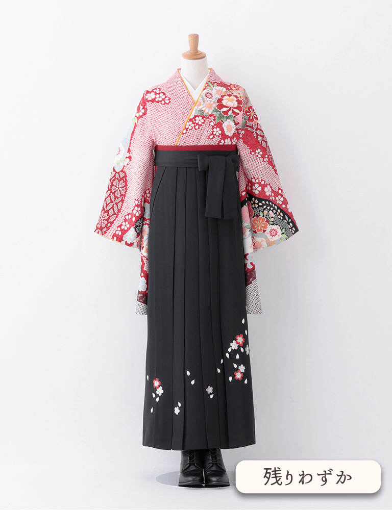 〈着物〉赤色 匹田に牡丹柄着物 〈袴〉黒色 桜ちらし刺_袴 【T102】
