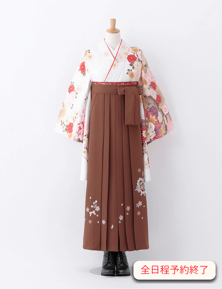 〈着物〉白色 松に牡丹柄着物 〈袴〉ブラウン色 ハートリボン刺繍袴 【T107】