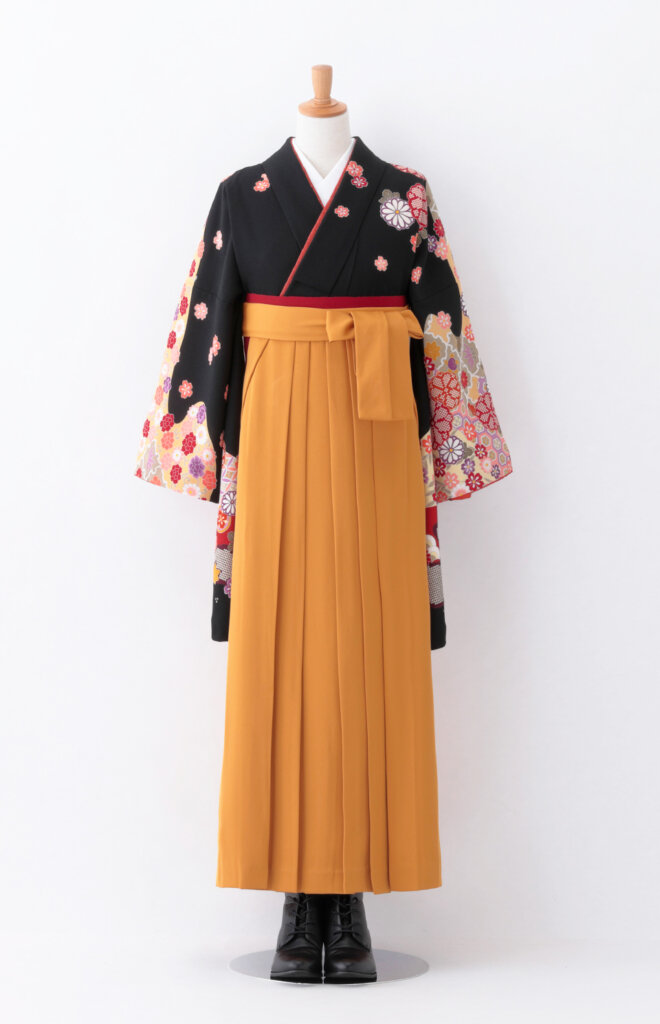 黒系の着物
金茶系の袴