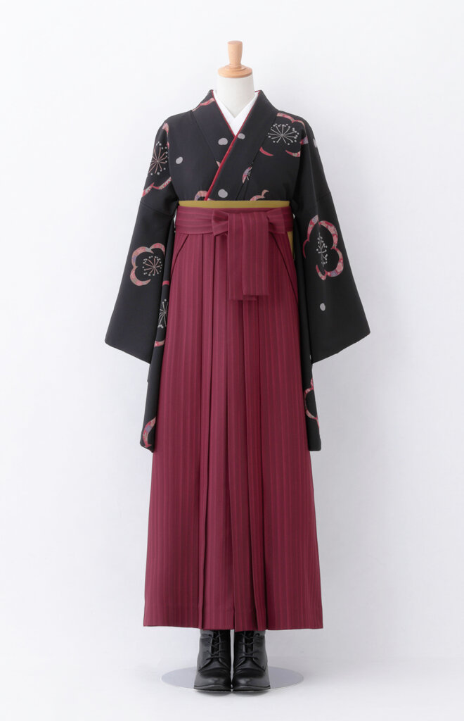黒系の着物
エンジ系の袴