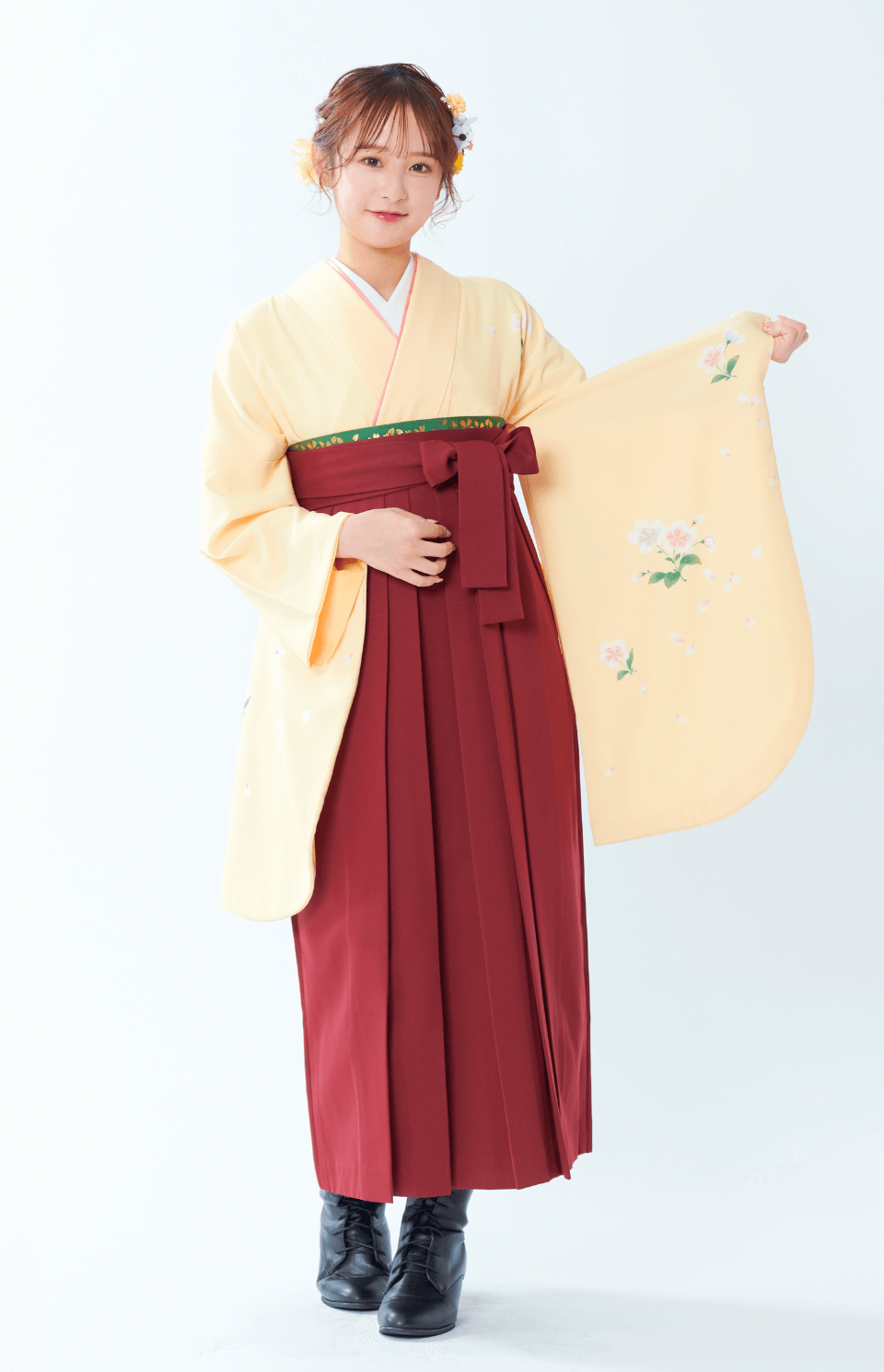 〈着物〉クリーム色 新桜 〈袴〉エンジ色 無地袴 【G084】