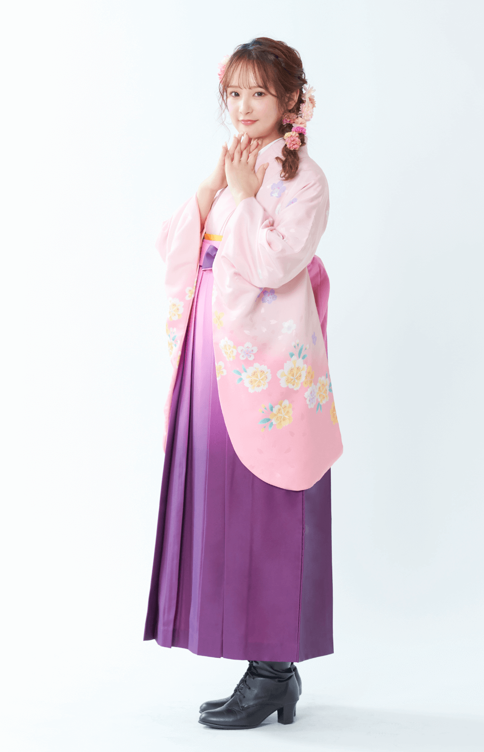 〈着物〉ピンク色 洋花 〈袴〉薄紫色ぼかし 無地袴 【A224】