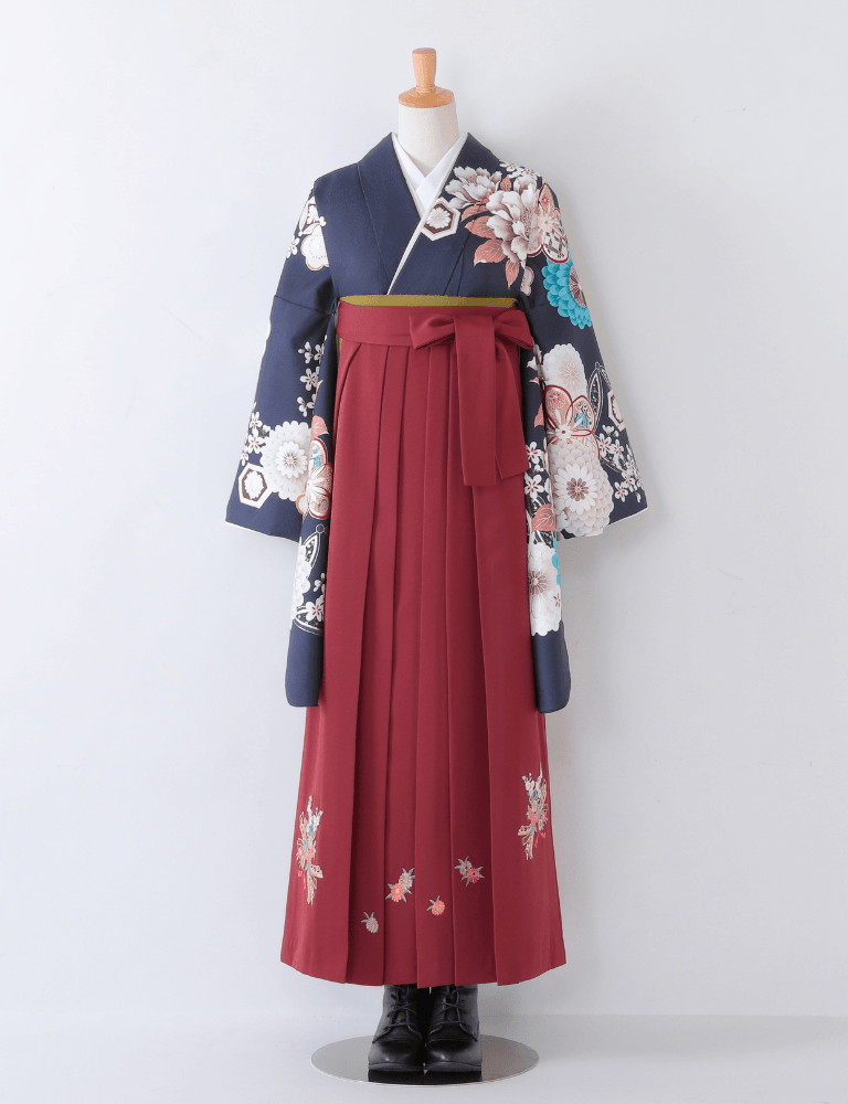 〈着物〉紺色 牡丹菊に七宝柄 〈袴〉エンジ色 熨斗目花束の刺繍袴 【T200】