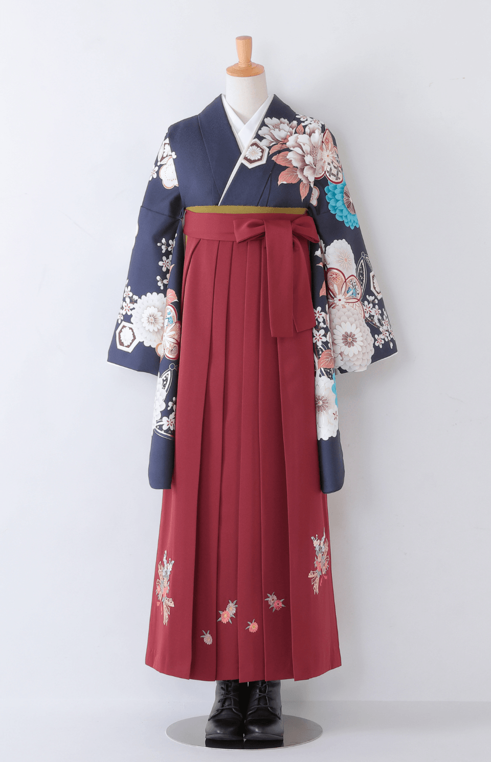 〈着物〉紺色 牡丹菊に七宝柄 〈袴〉エンジ色 熨斗目花束の刺繍袴 【T200】