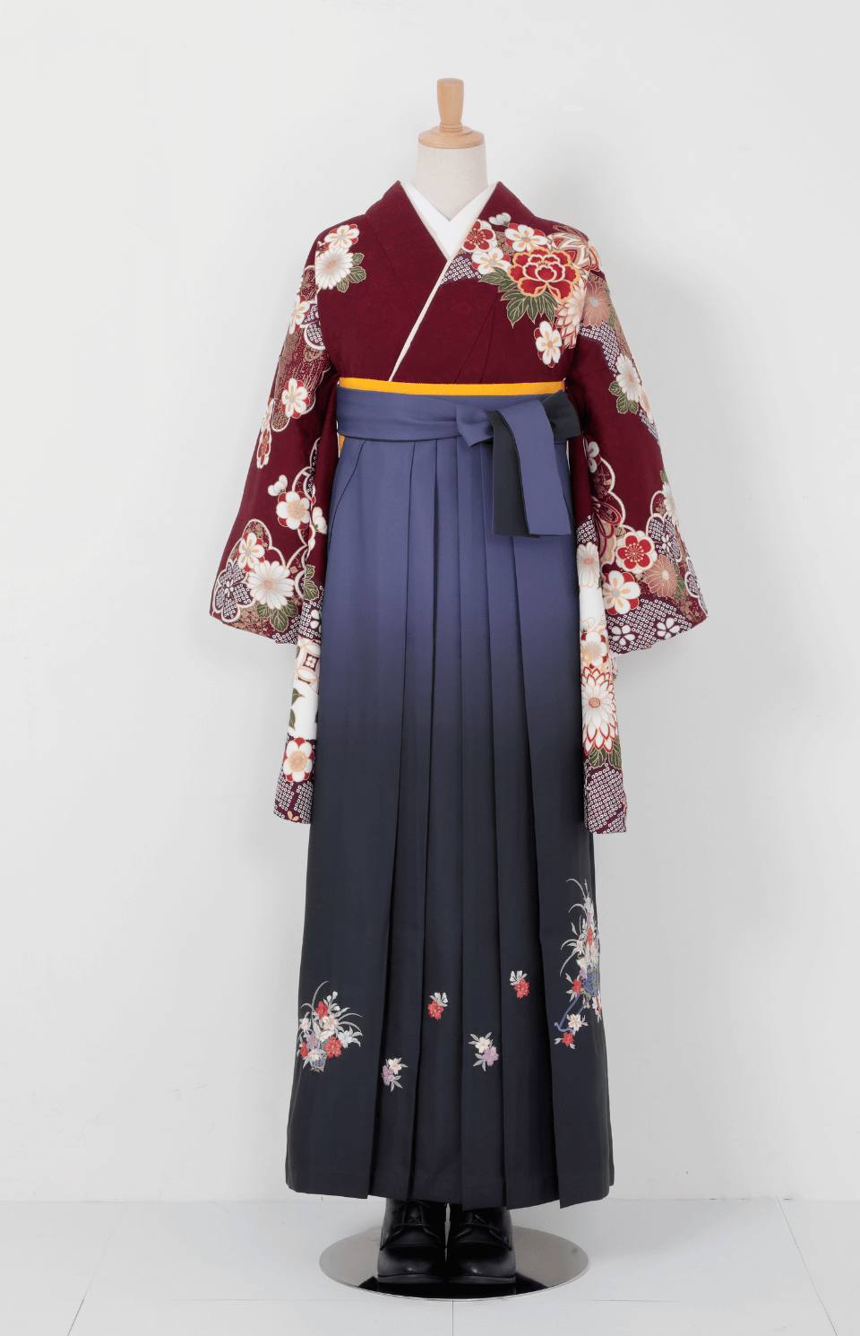 〈着物〉エンジ色 雲撮り慶長柄 〈袴〉紺色&ブルー色ぼかし 花車の刺繍袴 【T072】