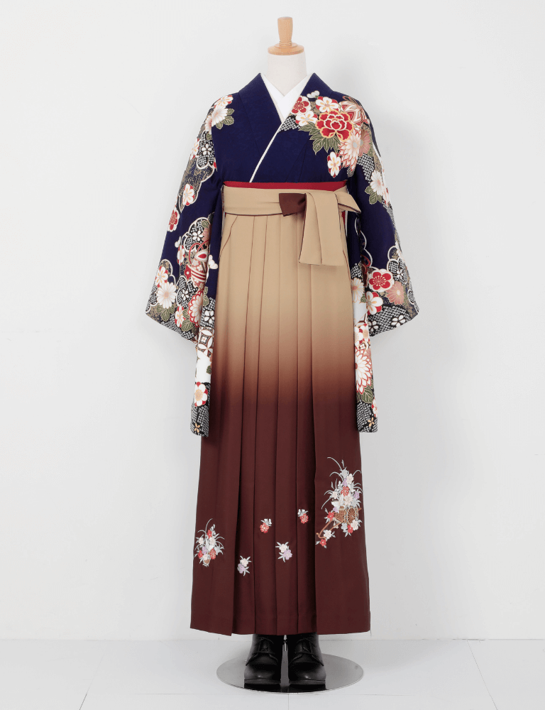 〈着物〉紺色 雲撮り慶長柄 〈袴〉ベージュ色&茶色ぼかし 花車の刺繍袴 【T073】
