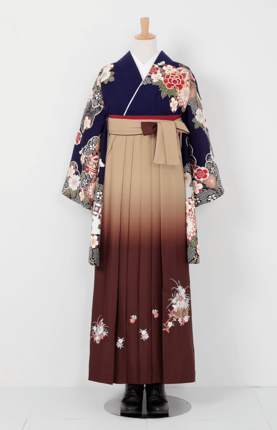 〈着物〉紺色 雲撮り慶長柄 〈袴〉ベージュ色&茶色ぼかし 花車の刺繍袴 【T073】