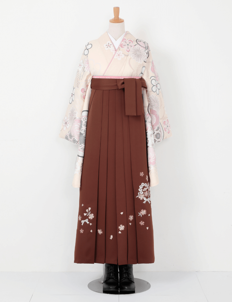 〈着物〉クリーム色 梅と松 〈袴〉ブラウン色 ハートリボン刺繍袴 【T074】