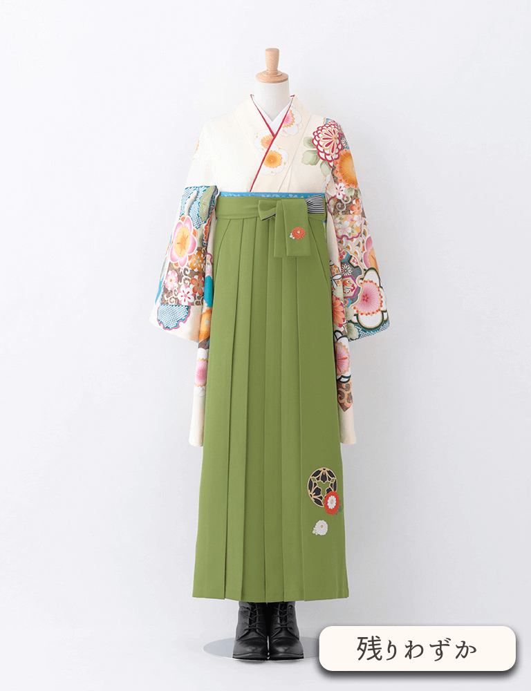 〈着物〉白色 市松取り柄着物 〈袴〉鶯色（カーキ･オリーブ） 万寿菊柄袴 【T085】