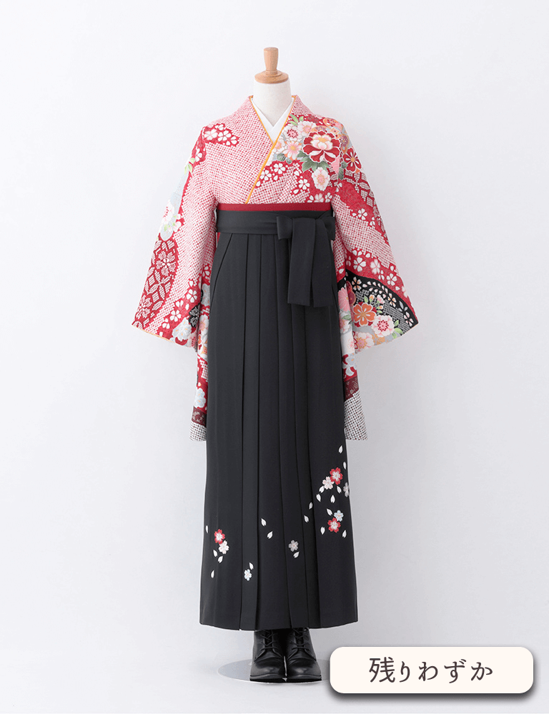 〈着物〉赤色 匹田に牡丹柄着物 〈袴〉黒色 桜ちらし刺繡袴 【T102】