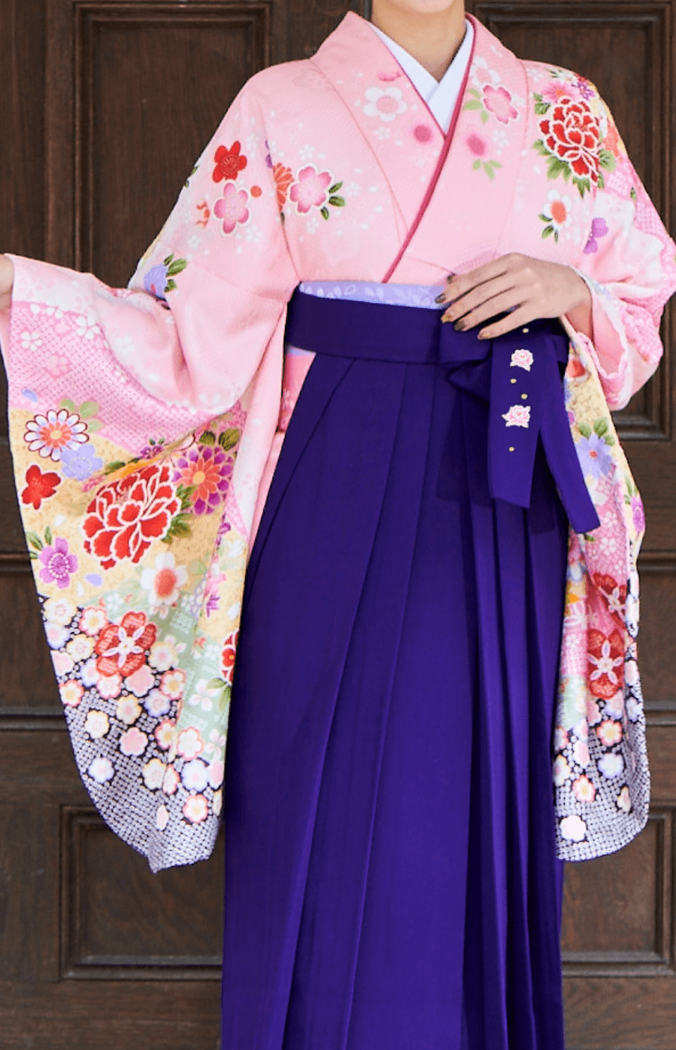 50%OFF 着物〉ピンク色 匹田柄に牡丹柄着物 【T112】｜卒業袴のレンタルはマイム 花王冠刺繍袴 〈袴〉紫色 着物・浴衣・和小物