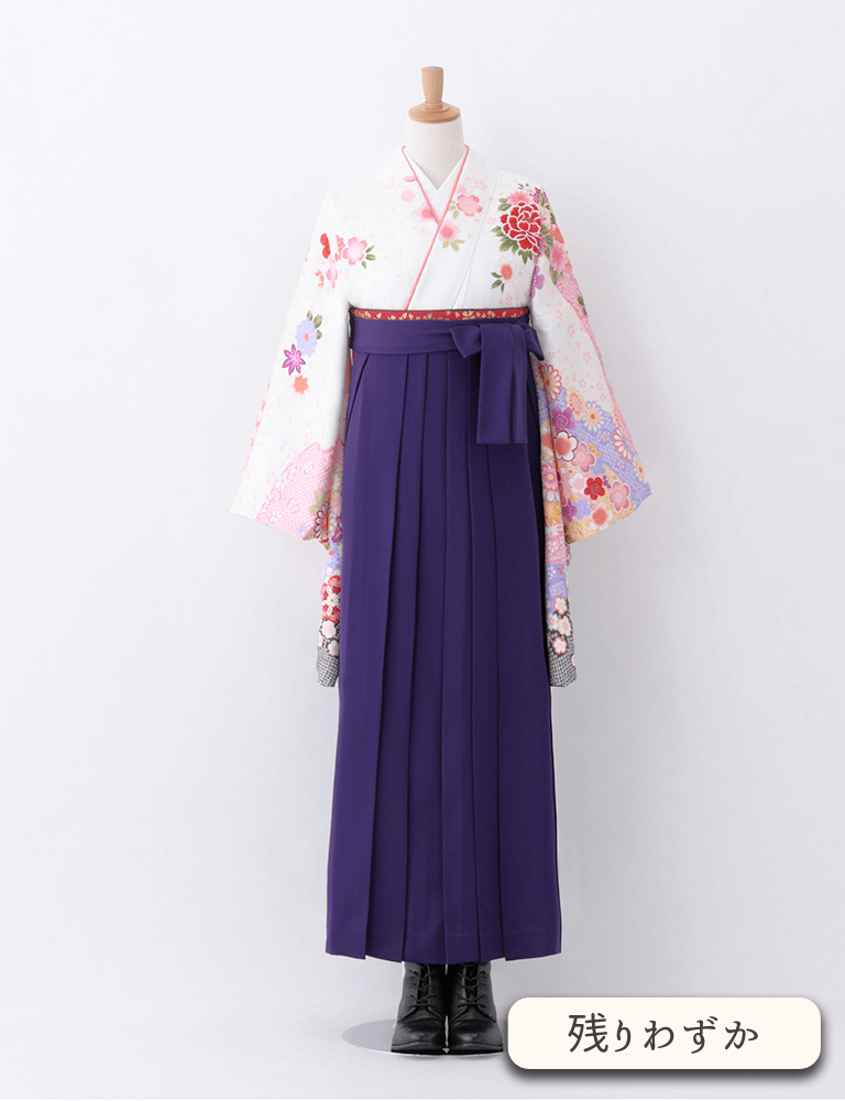 〈着物〉白色 匹田柄に牡丹柄着物 〈袴〉紫色 無地袴 【T113】