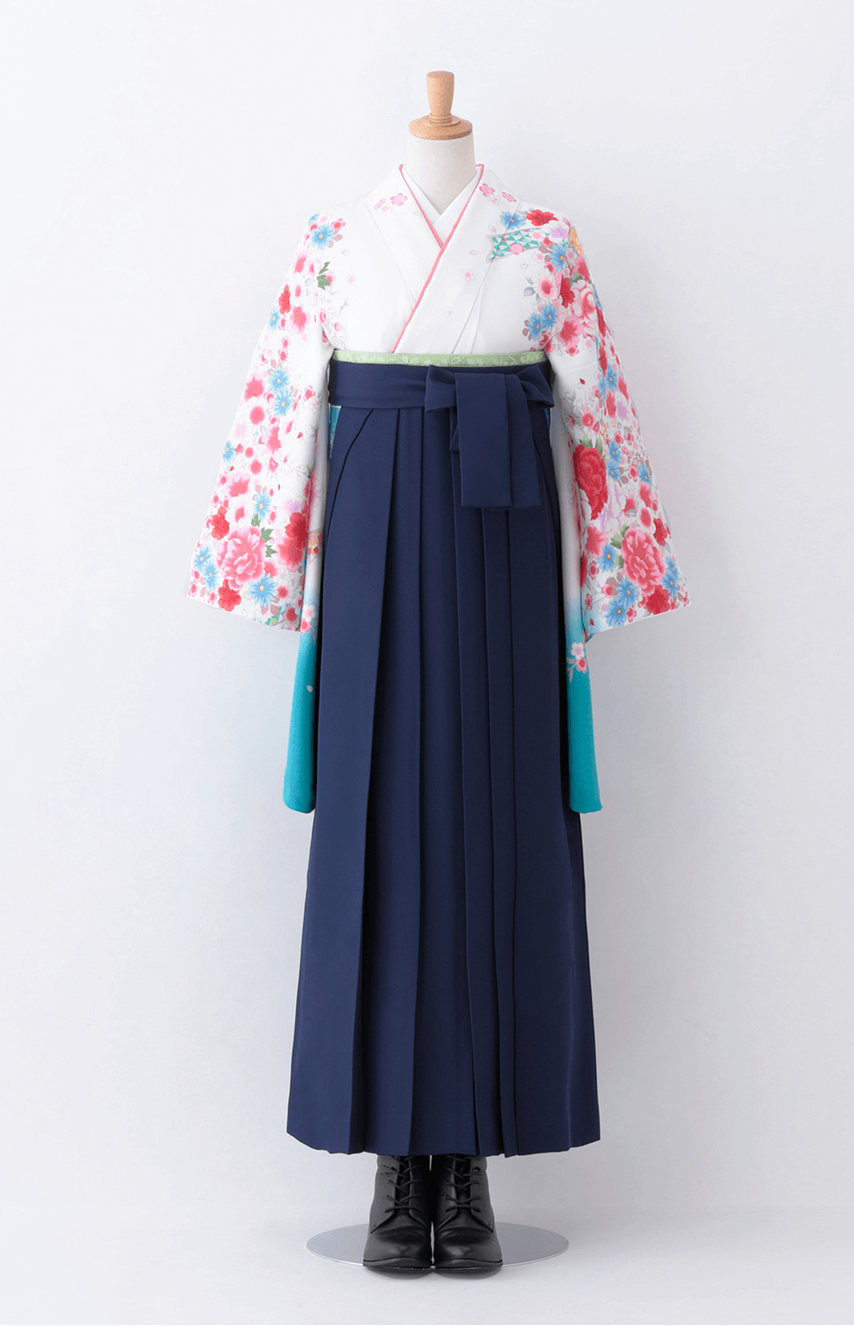 〈着物〉白色×水色 熨斗目と牡丹柄着物 〈袴〉紺色 無地袴 【T197】